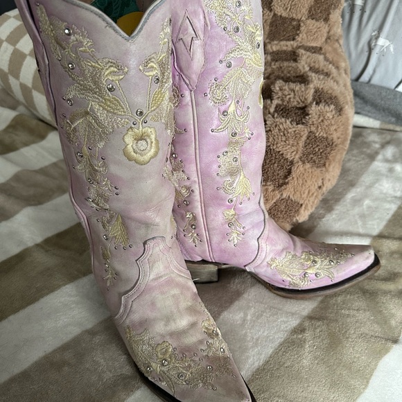 Corral Boots Shoes - Corral Lavender Embroidered Snipped Toe Cowboy Boots
